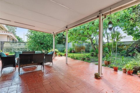 House in Miami, Florida 4 bedrooms, 161.37 sq.m. № 1375460 - photo 3