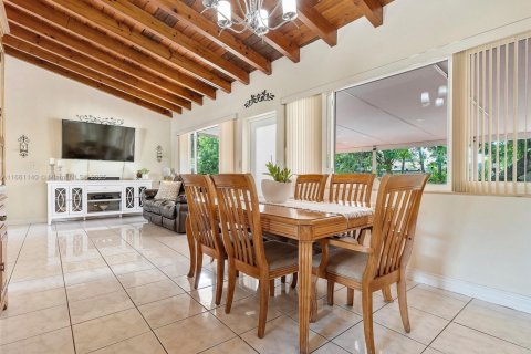 House in Miami, Florida 4 bedrooms, 161.37 sq.m. № 1375460 - photo 15