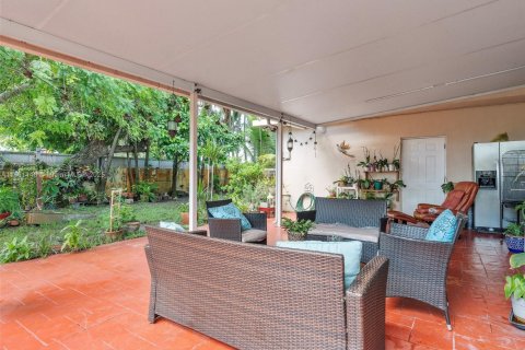 House in Miami, Florida 4 bedrooms, 161.37 sq.m. № 1375460 - photo 4
