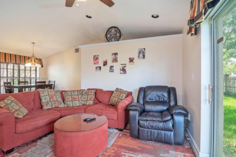 House in Sunrise, Florida 3 bedrooms, 125.23 sq.m. № 1684018 - photo 9