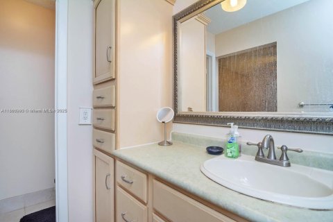 House in Sunrise, Florida 3 bedrooms, 125.23 sq.m. № 1684018 - photo 17