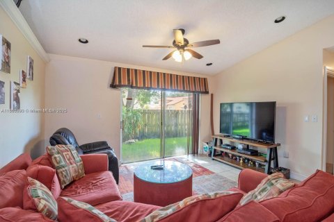 House in Sunrise, Florida 3 bedrooms, 125.23 sq.m. № 1684018 - photo 2