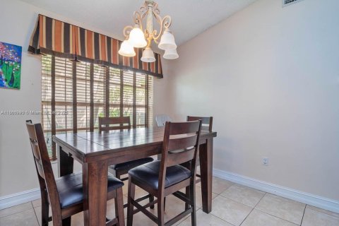 House in Sunrise, Florida 3 bedrooms, 125.23 sq.m. № 1684018 - photo 4