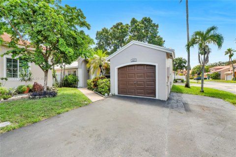 House in Sunrise, Florida 3 bedrooms, 125.23 sq.m. № 1684018 - photo 30