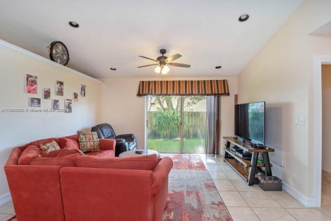 House in Sunrise, Florida 3 bedrooms, 125.23 sq.m. № 1684018 - photo 8