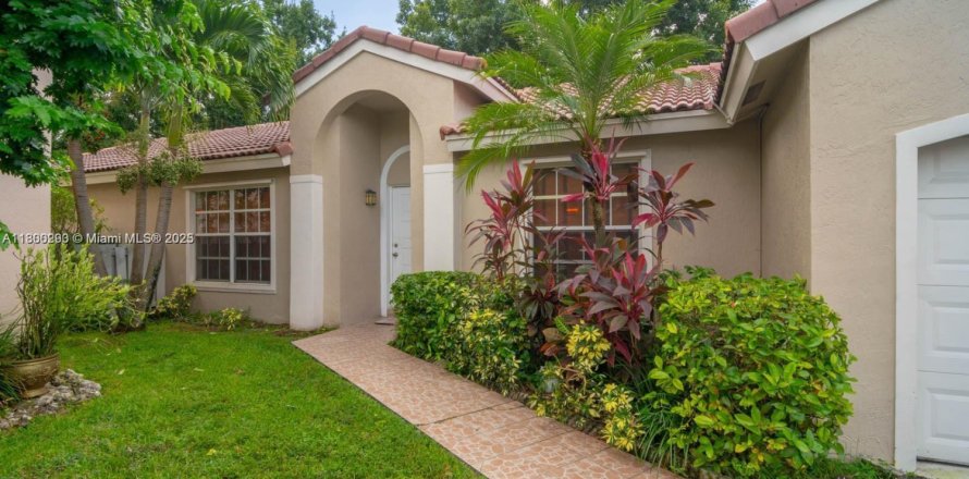 House in Sunrise, Florida 3 bedrooms, 125.23 sq.m. № 1684018