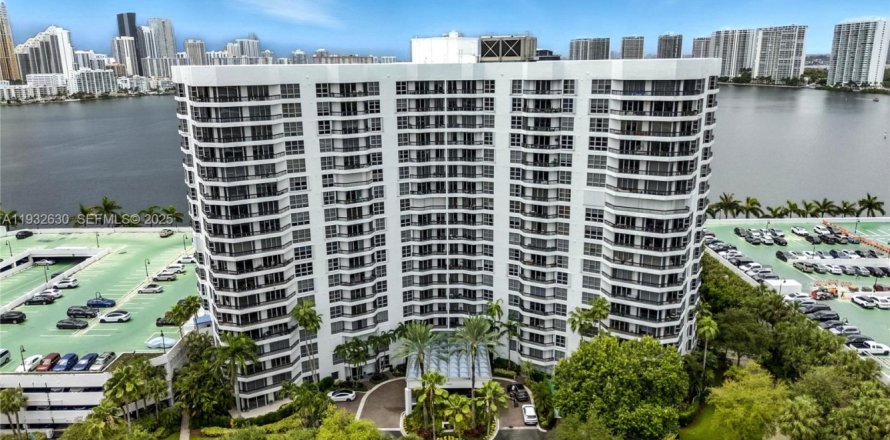 Condo in Aventura, Florida, 3 bedrooms № 1991479