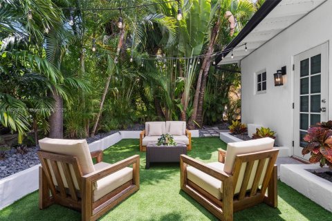 House in Coral Gables, Florida 3 bedrooms, 198.35 sq.m. № 1790123 - photo 16