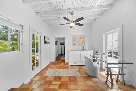 House in Coral Gables, Florida 3 bedrooms, 198.35 sq.m. № 1790123 - photo 10
