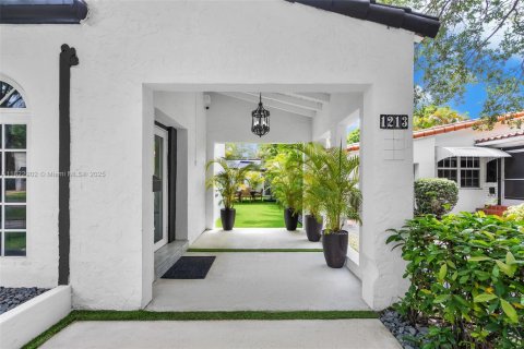 House in Coral Gables, Florida 3 bedrooms, 198.35 sq.m. № 1790123 - photo 19