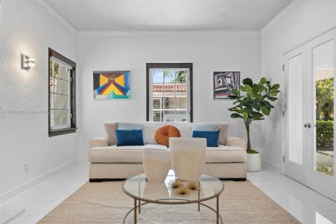 House in Coral Gables, Florida 3 bedrooms, 198.35 sq.m. № 1790123 - photo 21