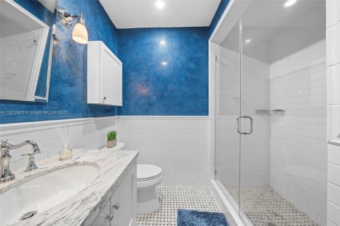 House in Coral Gables, Florida 3 bedrooms, 198.35 sq.m. № 1790123 - photo 12