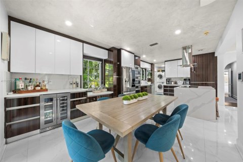 House in Coral Gables, Florida 3 bedrooms, 198.35 sq.m. № 1790123 - photo 26