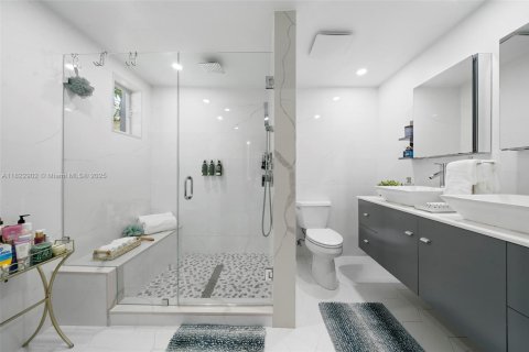 House in Coral Gables, Florida 3 bedrooms, 198.35 sq.m. № 1790123 - photo 8