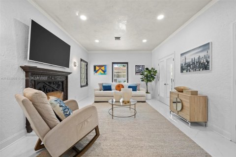 House in Coral Gables, Florida 3 bedrooms, 198.35 sq.m. № 1790123 - photo 22