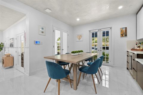 House in Coral Gables, Florida 3 bedrooms, 198.35 sq.m. № 1790123 - photo 6