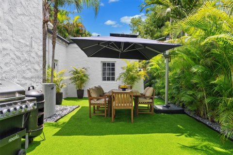 House in Coral Gables, Florida 3 bedrooms, 198.35 sq.m. № 1790123 - photo 14