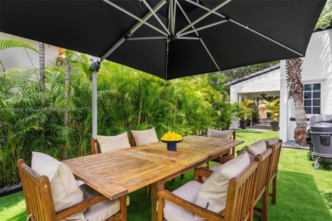 House in Coral Gables, Florida 3 bedrooms, 198.35 sq.m. № 1790123 - photo 15