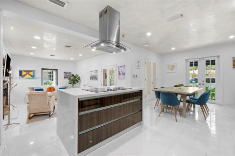 House in Coral Gables, Florida 3 bedrooms, 198.35 sq.m. № 1790123 - photo 5