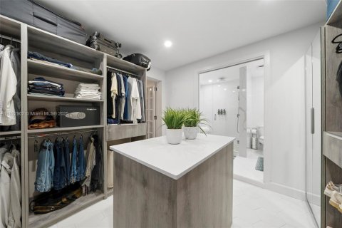 House in Coral Gables, Florida 3 bedrooms, 198.35 sq.m. № 1790123 - photo 29