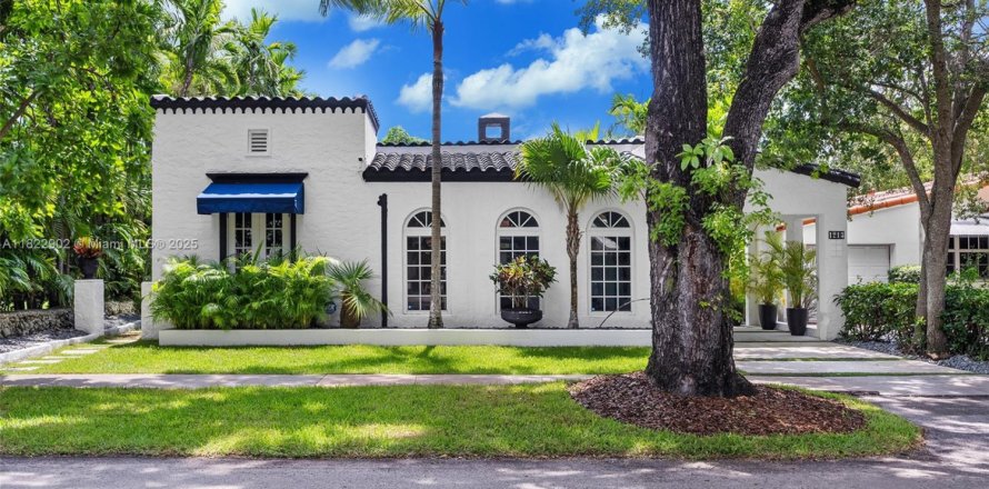 House in Coral Gables, Florida 3 bedrooms, 198.35 sq.m. № 1790123