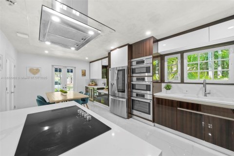 House in Coral Gables, Florida 3 bedrooms, 198.35 sq.m. № 1790123 - photo 25