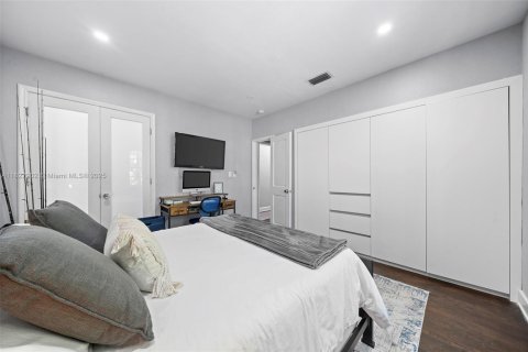 House in Coral Gables, Florida 3 bedrooms, 198.35 sq.m. № 1790123 - photo 11