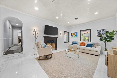 House in Coral Gables, Florida 3 bedrooms, 198.35 sq.m. № 1790123 - photo 3