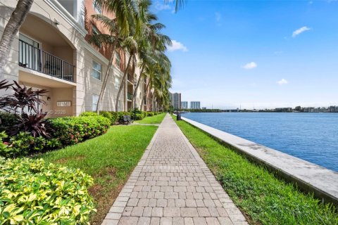 Condo in Sunny Isles Beach, Florida, 2 bedrooms  № 2043298 - photo 6