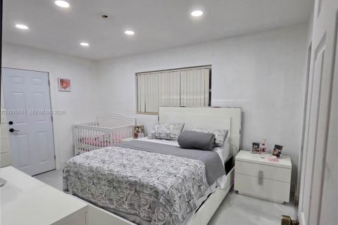 House in Miami, Florida 5 bedrooms, 148.36 sq.m. № 2031160 - photo 2