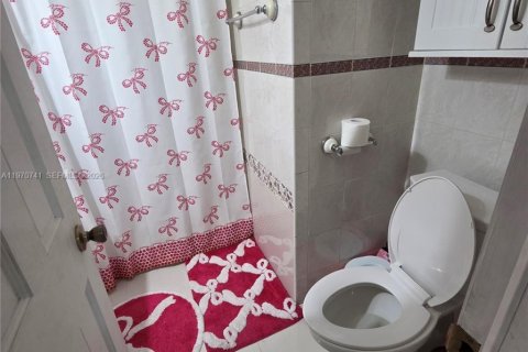 House in Miami, Florida 5 bedrooms, 148.36 sq.m. № 2031160 - photo 7