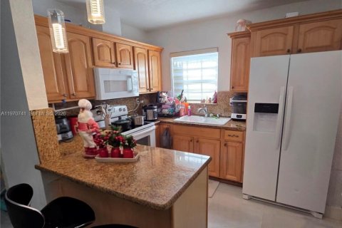 House in Miami, Florida 5 bedrooms, 148.36 sq.m. № 2031160 - photo 5