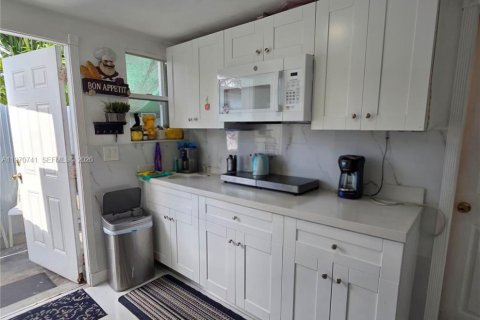 House in Miami, Florida 5 bedrooms, 148.36 sq.m. № 2031160 - photo 8