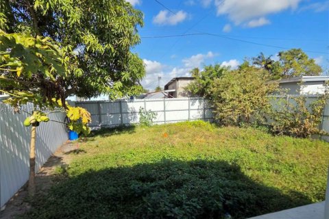 House in Miami, Florida 5 bedrooms, 148.36 sq.m. № 2031160 - photo 6