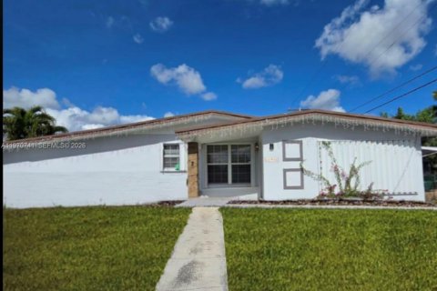 House in Miami, Florida 5 bedrooms, 148.36 sq.m. № 2031160