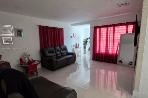 House in Miami, Florida 5 bedrooms, 148.36 sq.m. № 2031160 - photo 3