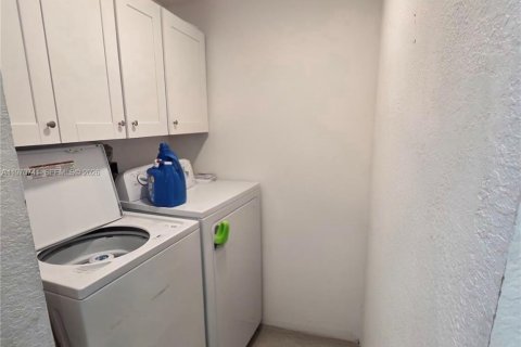 House in Miami, Florida 5 bedrooms, 148.36 sq.m. № 2031160 - photo 4