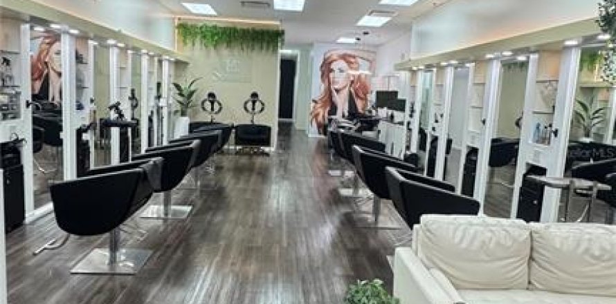 Commercial property in Tampa, Florida № 2239991