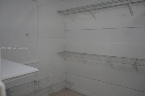 Снять в аренду виллу или дом в Майами, Флорида 5 спален, 319.31м2, № 1990554 - фото 24