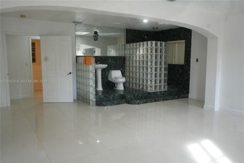 Снять в аренду виллу или дом в Майами, Флорида 5 спален, 319.31м2, № 1990554 - фото 15