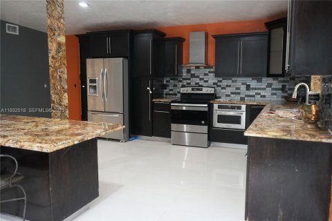 Снять в аренду виллу или дом в Майами, Флорида 5 спален, 319.31м2, № 1990554 - фото 7