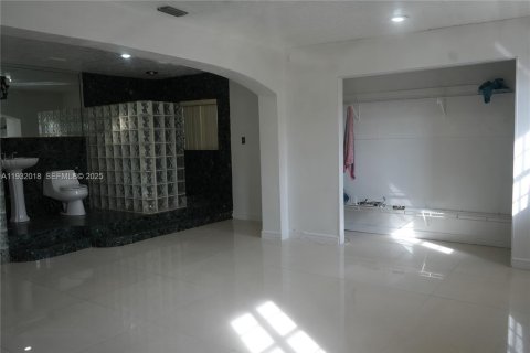 Снять в аренду виллу или дом в Майами, Флорида 5 спален, 319.31м2, № 1990554 - фото 16