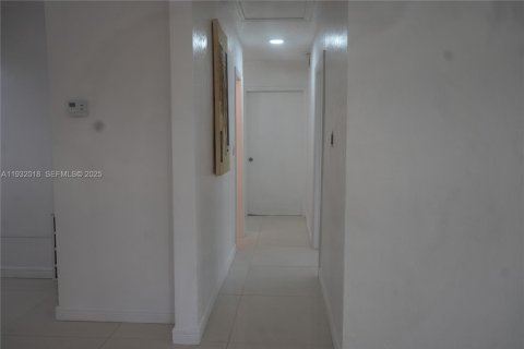 Снять в аренду виллу или дом в Майами, Флорида 5 спален, 319.31м2, № 1990554 - фото 19