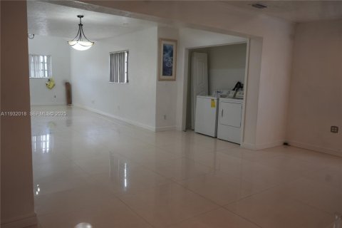 Снять в аренду виллу или дом в Майами, Флорида 5 спален, 319.31м2, № 1990554 - фото 4