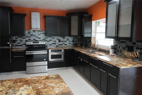 Снять в аренду виллу или дом в Майами, Флорида 5 спален, 319.31м2, № 1990554 - фото 8