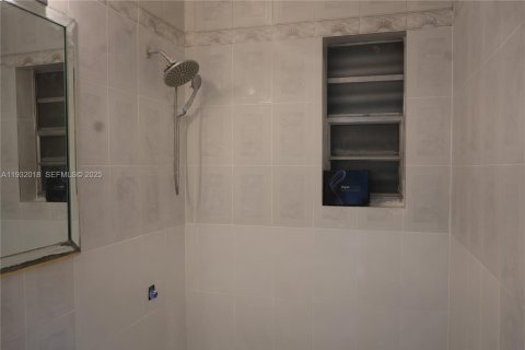 Снять в аренду виллу или дом в Майами, Флорида 5 спален, 319.31м2, № 1990554 - фото 17