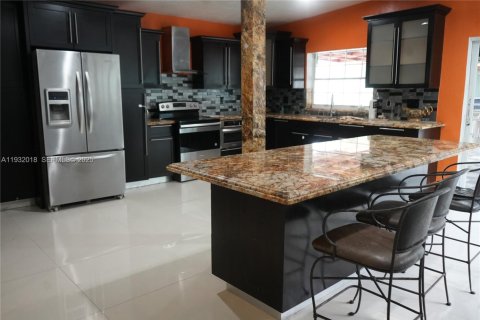 Снять в аренду виллу или дом в Майами, Флорида 5 спален, 319.31м2, № 1990554 - фото 6