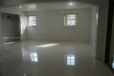 Снять в аренду виллу или дом в Майами, Флорида 5 спален, 319.31м2, № 1990554 - фото 14