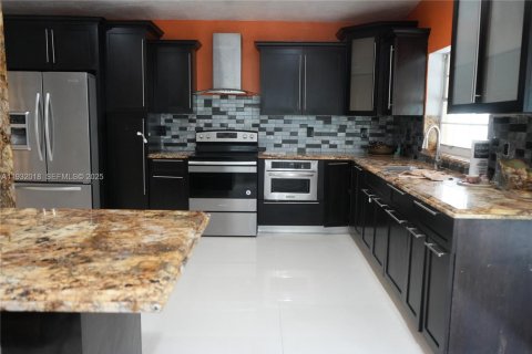 Снять в аренду виллу или дом в Майами, Флорида 5 спален, 319.31м2, № 1990554 - фото 5