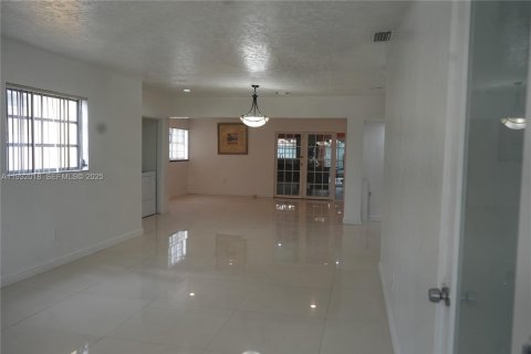 Снять в аренду виллу или дом в Майами, Флорида 5 спален, 319.31м2, № 1990554 - фото 2